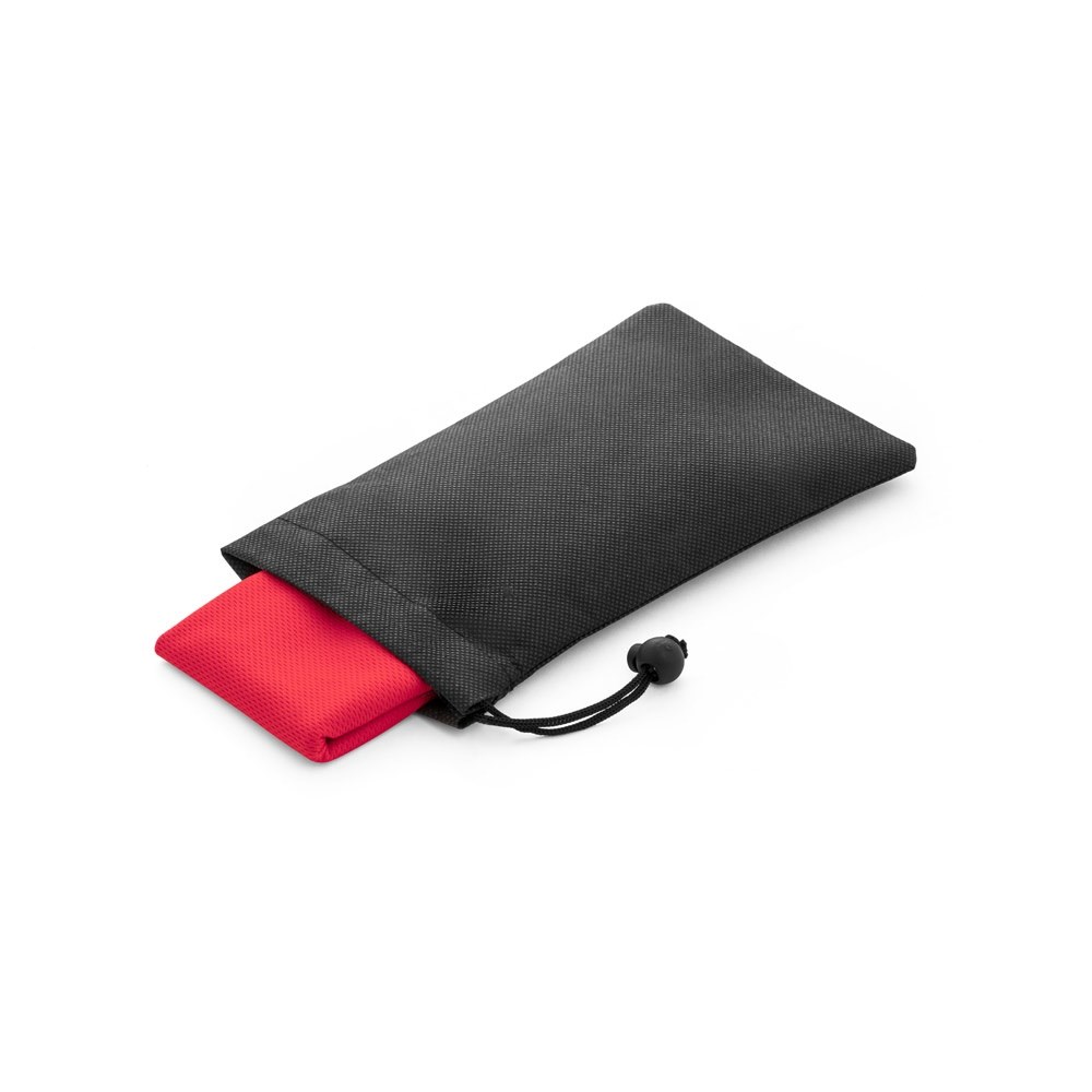BERNAL. Sporthandtuch aus recyceltem Polyester (100% rPET) dient zur Erfrischung mit Vliesstoffbeutel